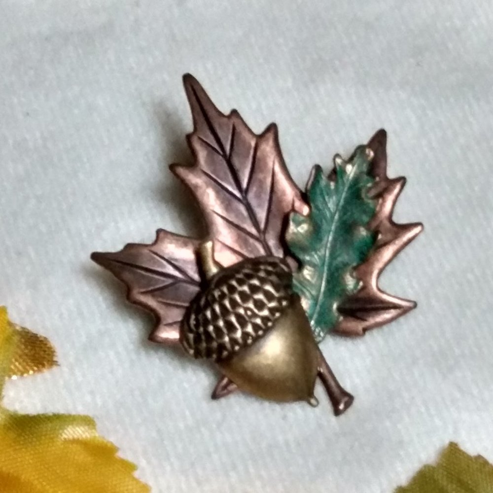 🍂 Autumn Acorn with Leaves Pin